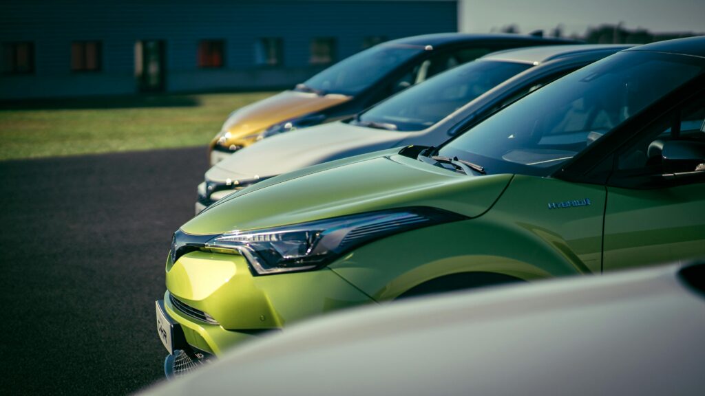 Hibridiniai Toyota automobiliai stovėjimo aikštelėje