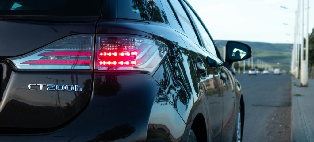 Naudotas Lexus CT200h hibridinis automobilis miesto aplinkoje
