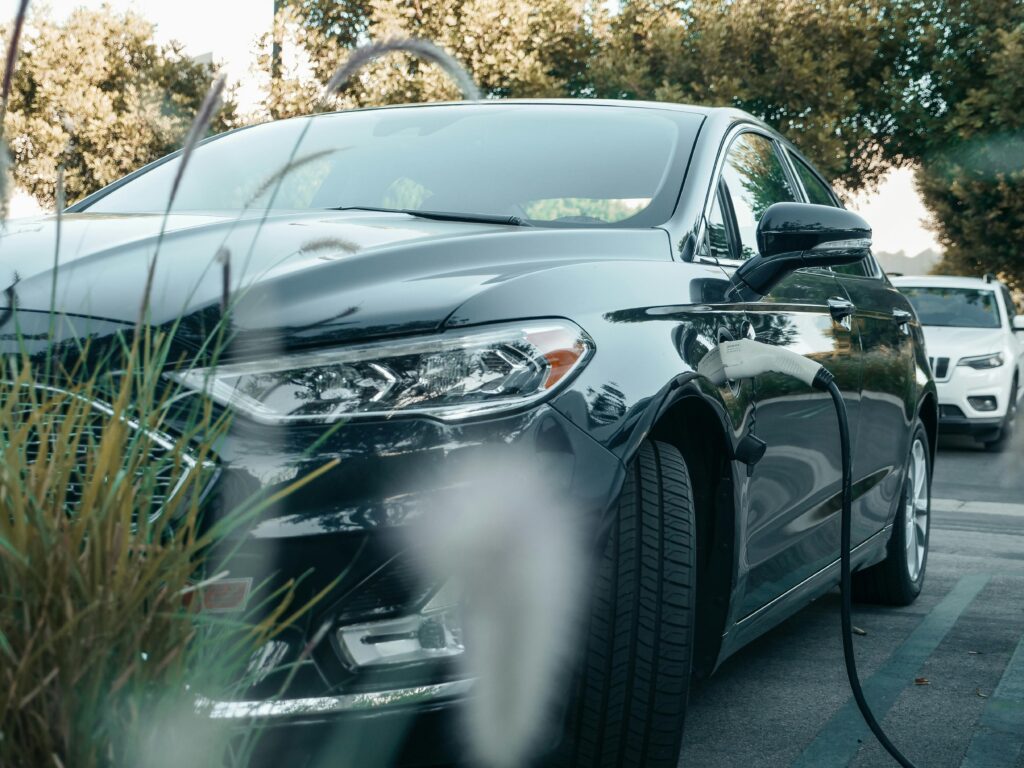 Įkraunamas hibridinis automobilis stovėjimo aikštelėje